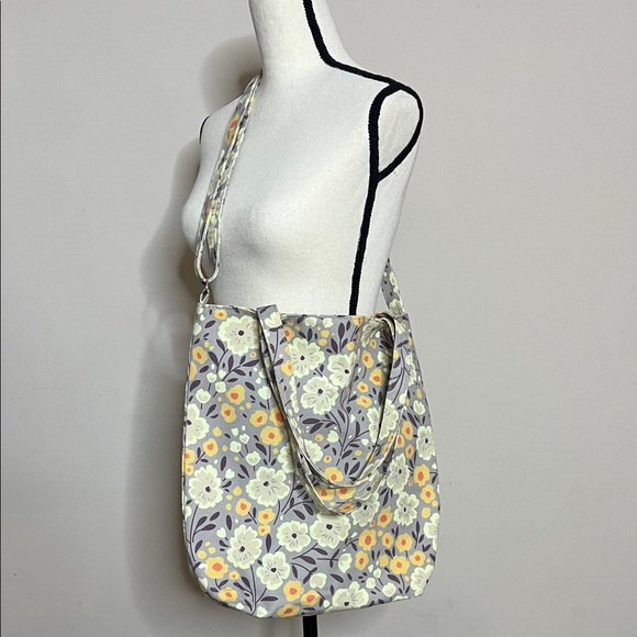 bp Handbags - 🌻🌼🐝🐥Happy Spring Floral Canvas Crossbody Tote - Gray & Yellow